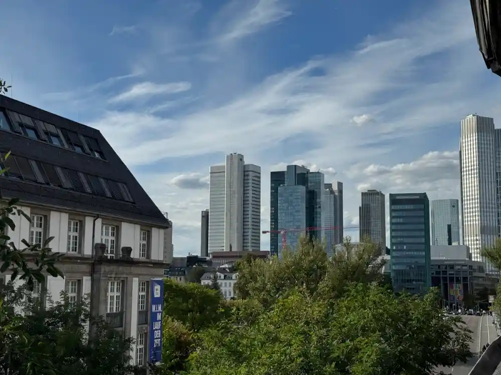 Bankenviertel Skyline von der Schweizer Straße 5 aus fotografiert